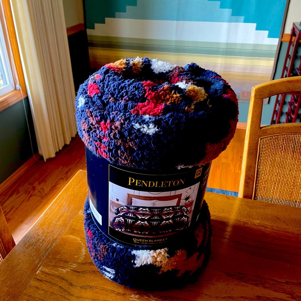 New Pendleton Woolen Mills fleece blanket